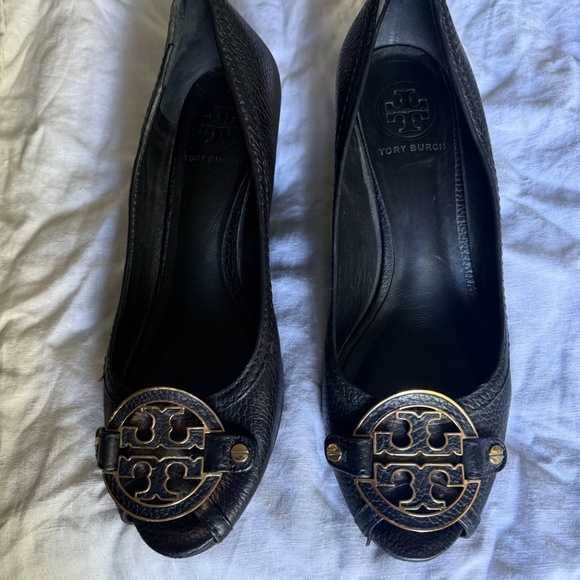 Tory Burch Amanda Women's Sz 9 Logo Black Pebble Leather Open Toe Wedge Heels - Picture 3 of 4